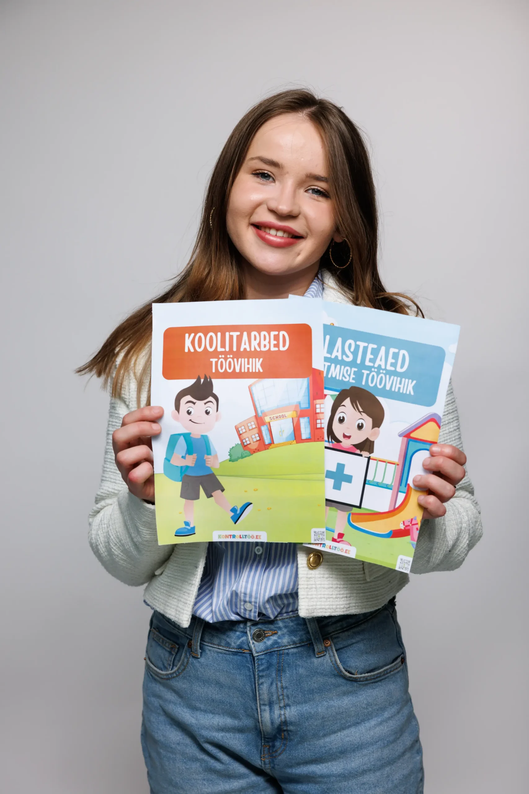 Lapsevanem näitab õppematerjale